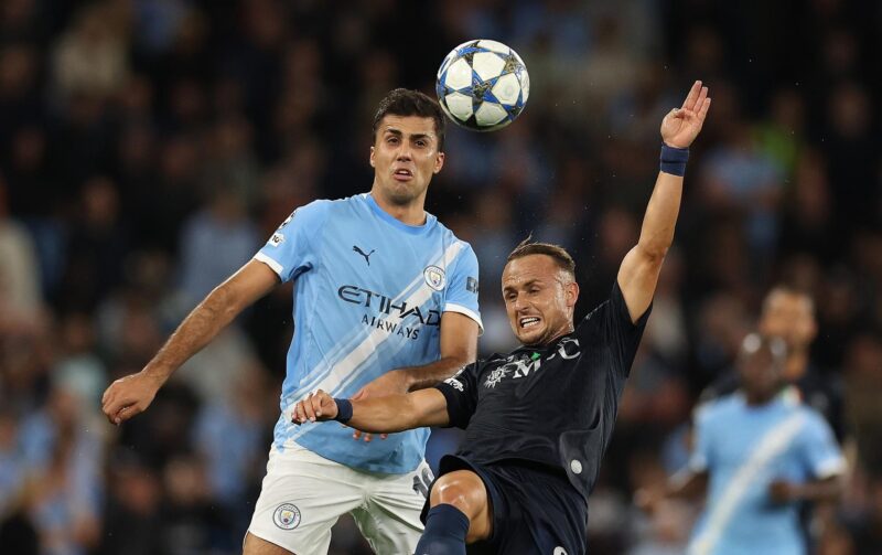 Rodri vuelve a caer: la decisión del City que sorprende Rodrigo Hernández, (izq9, centrocampista del Manchester City,durante el partido de Liga de Campeones ante el Nápoles este jueves. EFE/EPA/ADAM VAUGHAN