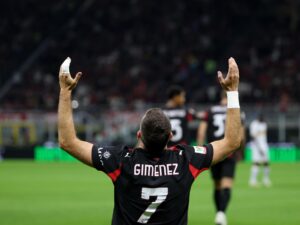 El jugador del AC Milan Santiago Gimenez (c) celebra el 1-0 durante el partido de la Copa Italia que han jugado AC Milan y US Lecce, en Milán, Italia. EFE/EPA/MATTEO BAZZI