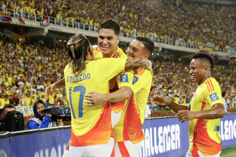 Juan Fernando Quintero (c) celebra el tercer gol de Colombia, en el partido ante Bolivia por las eliminatorias que le dio a su equipo el cupo al Mundial 2026. EFE/Mauricio Dueñas Castañeda