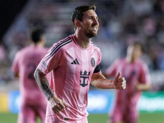 El capitán Lionel Messi aportó este martes un gol y una asistencia a la victoria maciza de Inter Miami por 3-1 sobre Seattle Sounders en Fort Lauderdale (Florida). EFE/EPA/CRISTOBAL HERRERA-ULASHKEVICH