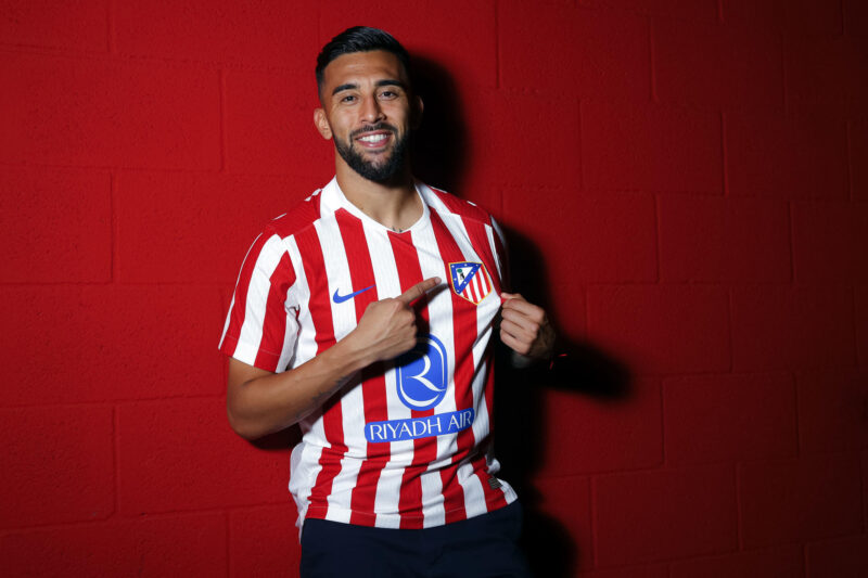 Nico González posa con la camiseta del Atlético de Madrid. EFE / Atlético de Madrid.
