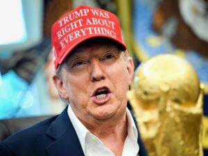 El presidente de EEUU Donald Trump junto a la Copa FIFA World Cup trophy en foto de archivo de ANNABELLE GORDON /EFE/EPA