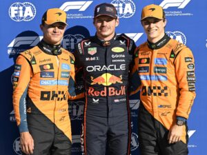 Monza (Italia), 06/09/2025.- El neerlandés Max Verstappen (Red Bull, c.) celebra su 'pole' en el Gran Premio de Italia entre los dos pilotos de McLaren, el inglés Lando Norris (i.), segundo; y el australiano Oscar Piastri, líder del Mundial de Fórmula Uno, que este domingo arranca tercero en Monza. EFE/EPA/DANIEL DAL ZENNARO