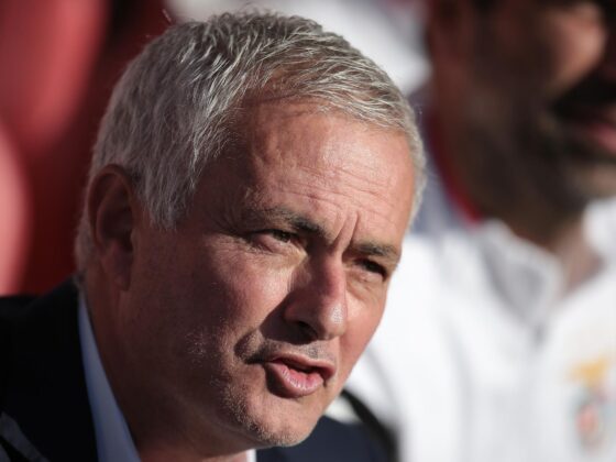 El entrenador del Benfica Jose Mourinho (C), durante el partido disputado este fin de semana entre el AVS y su equipo. EFE/MANUEL FERNANDO ARAUJO