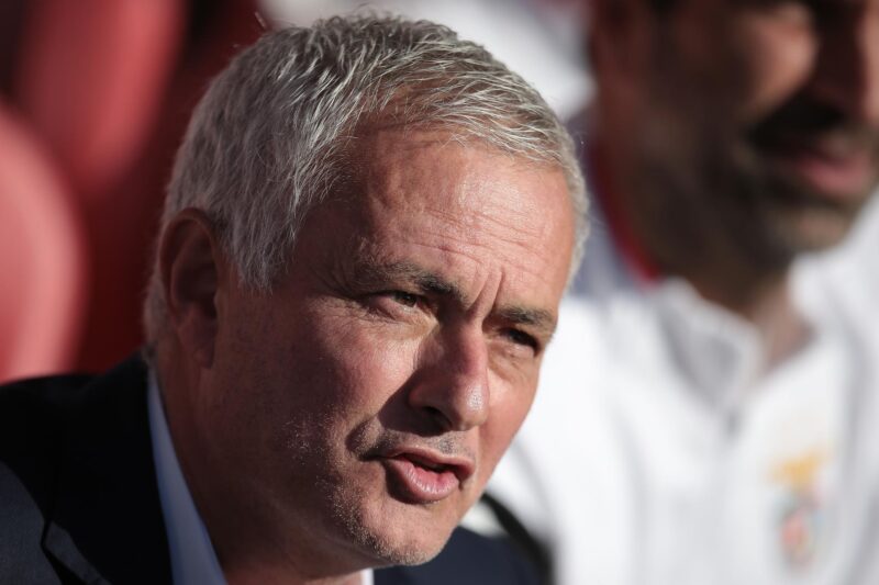 El entrenador del Benfica Jose Mourinho (C), durante el partido disputado este fin de semana entre el AVS y su equipo. EFE/MANUEL FERNANDO ARAUJO