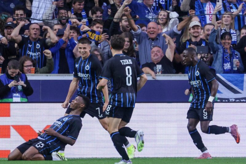 El jugador del Brujas Raphael Onyedika (I) celebra el 2-0 durante el partido de la fase liga de la UEFA Champions League league que han jugado Club Brugge y AS Monaco en Brujas, Bélgica. EFE/EPA/OLIVIER MATTHYS