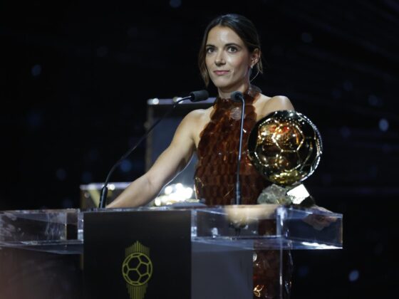 La futbolista del F.C. Barcelona Aitana Bonmatí recibe el Balón de Oro femenino en la gala celebrada este lunes en París. EFE/ Mohammed Badra