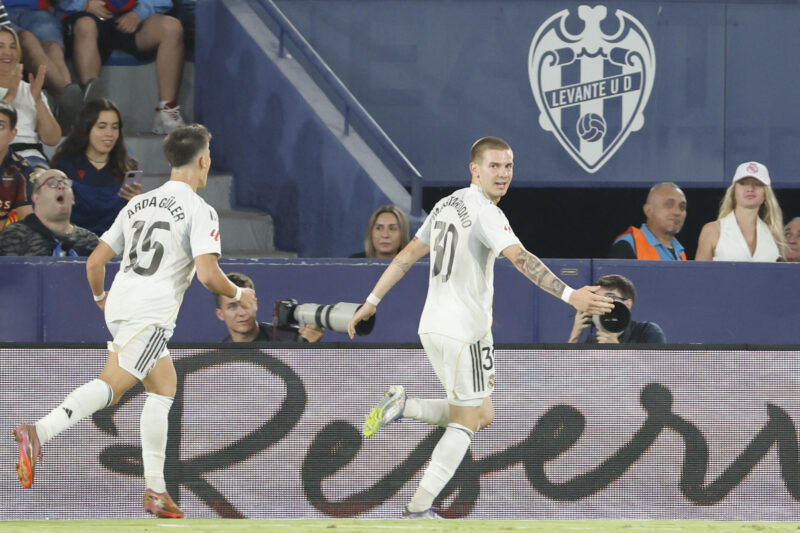 El centrocampista argentino del Real Madrid Franco Mastantuono (d) celebra su gol, segundo del equipo ante el Levante, durante el partido de la sexta jornada de LaLiga EA Sports que Levante UD y Real Madrid disputaron en el estadio Ciutat de Valencia. EFE/Ana Escobar