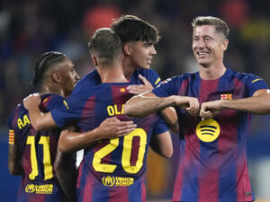 El delantero del Barcelona Robert Lewandowski (d) celebra tras marcar el sexto gol ante el Valencia, durante el partido de la cuarta jornada de LaLiga EA Sports que Barcelona y Valencia disputaron en el estadio Johan Cruyff. EFE/Alejandro García