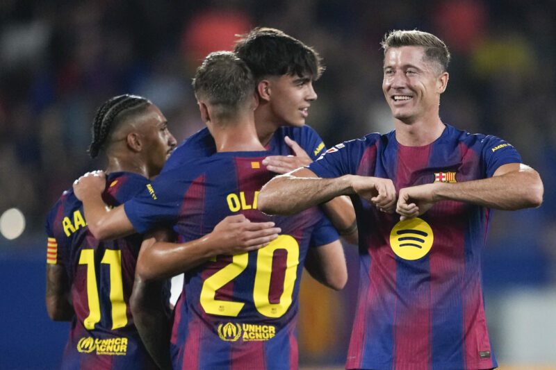 El delantero del Barcelona Robert Lewandowski (d) celebra tras marcar el sexto gol ante el Valencia, durante el partido de la cuarta jornada de LaLiga EA Sports que Barcelona y Valencia disputaron en el estadio Johan Cruyff. EFE/Alejandro García