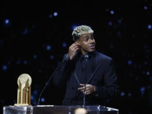 El futbolista del F.C. Barcelona Lamine Yamal recibe el Trofeo Kopa 2025 durante la gala del Balón de Oro, celebrada este lunes en París. EFE/ Mohammed Badra