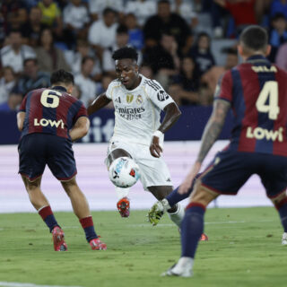 El delantero del Real Madrid Vinicius Junior (2-i) chuta para marcar ante el Levante, durante el partido de la sexta jornada de LaLiga EA Sports que Levante UD y Real Madrid disputan en el estadio Ciutat de Valencia. EFE/Biel Aliño