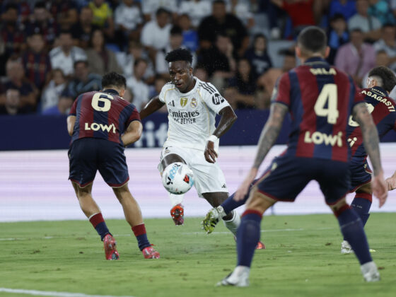 El delantero del Real Madrid Vinicius Junior (2-i) chuta para marcar ante el Levante, durante el partido de la sexta jornada de LaLiga EA Sports que Levante UD y Real Madrid disputan en el estadio Ciutat de Valencia. EFE/Biel Aliño