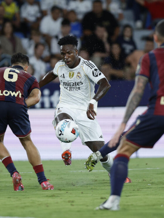 El delantero del Real Madrid Vinicius Junior (2-i) chuta para marcar ante el Levante, durante el partido de la sexta jornada de LaLiga EA Sports que Levante UD y Real Madrid disputan en el estadio Ciutat de Valencia. EFE/Biel Aliño