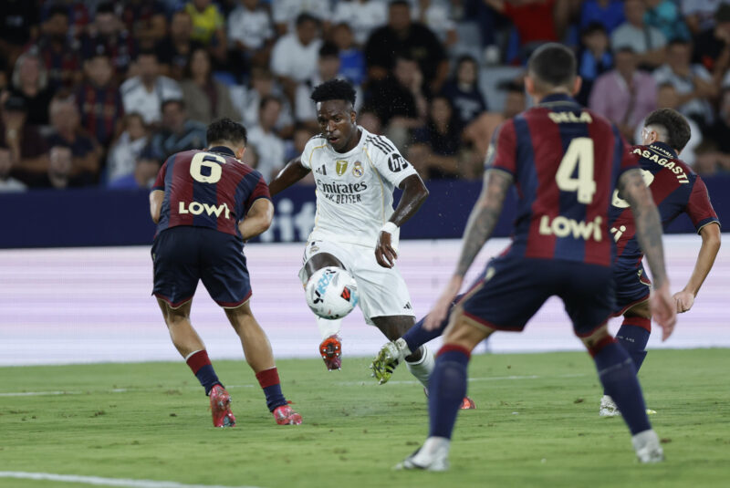 El delantero del Real Madrid Vinicius Junior (2-i) chuta para marcar ante el Levante, durante el partido de la sexta jornada de LaLiga EA Sports que Levante UD y Real Madrid disputan en el estadio Ciutat de Valencia. EFE/Biel Aliño