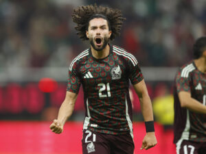 César Huerta de México celebra un gol en el Estadio Akron, en Guadalajara (México). EFE/ Francisco Guasco