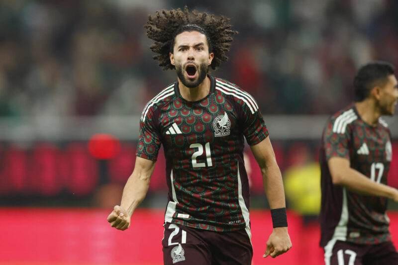 César Huerta de México celebra un gol en el Estadio Akron, en Guadalajara (México). EFE/ Francisco Guasco