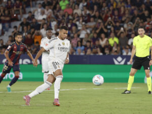 El delantero del Real Madrid Kylian Mbappé marca de penalti el tercer gol ante el Levante, durante el partido de la sexta jornada de LaLiga EA Sports que Levante UD y Real Madrid disputaron en el estadio Ciutat de Valencia. EFE/Ana Escobar