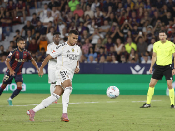 El delantero del Real Madrid Kylian Mbappé marca de penalti el tercer gol ante el Levante, durante el partido de la sexta jornada de LaLiga EA Sports que Levante UD y Real Madrid disputaron en el estadio Ciutat de Valencia. EFE/Ana Escobar
