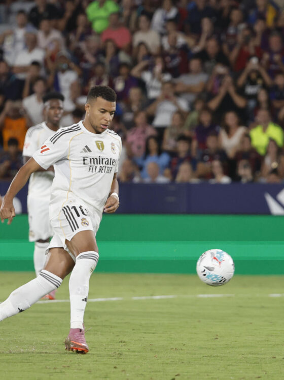 El delantero del Real Madrid Kylian Mbappé marca de penalti el tercer gol ante el Levante, durante el partido de la sexta jornada de LaLiga EA Sports que Levante UD y Real Madrid disputaron en el estadio Ciutat de Valencia. EFE/Ana Escobar