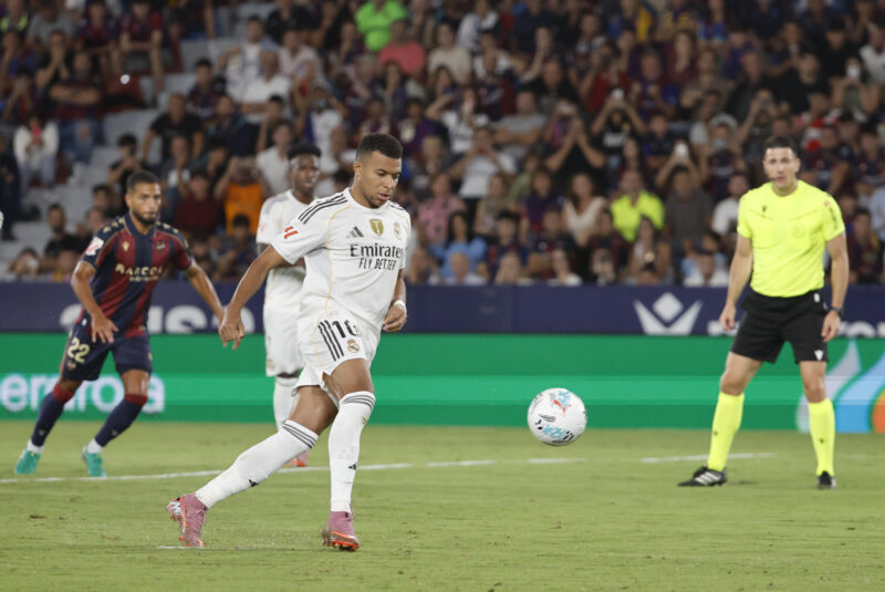 El delantero del Real Madrid Kylian Mbappé marca de penalti el tercer gol ante el Levante, durante el partido de la sexta jornada de LaLiga EA Sports que Levante UD y Real Madrid disputaron en el estadio Ciutat de Valencia. EFE/Ana Escobar