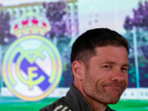 El entrenador del Real Madrid Xabi Alonso (d) durante la rueda de prensa posterior al entrenamiento realizado este viernes en la Ciudad Deportiva de Valdebebas, en la víspera del partido de Liga que el equipo disputa este sábado ante el Atlético de Madrid. EFE/Javier Lizón