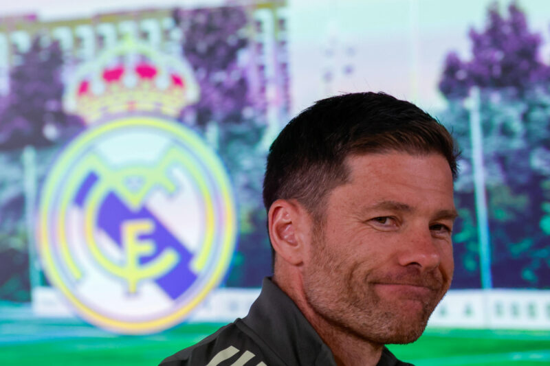 El entrenador del Real Madrid Xabi Alonso (d) durante la rueda de prensa posterior al entrenamiento realizado este viernes en la Ciudad Deportiva de Valdebebas, en la víspera del partido de Liga que el equipo disputa este sábado ante el Atlético de Madrid. EFE/Javier Lizón