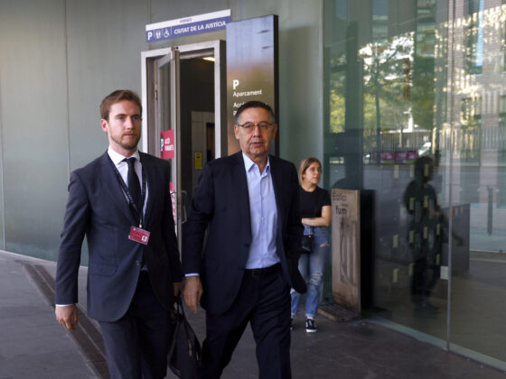 El expresidente del FC Barcelona Josep Maria Bartomeu a su llegada a la Ciudad de la Justicia de Barcelona donde ha declarado como investigado ante la jueza del caso Negreira, que pretende aclarar el motivo de los más de 7 millones de euros que el exvicepresidente del Comité Técnico de Árbitros (CTA), José María Enríquez Negreira, recibió del FC Barcelona entre 2001 y 2018, en una jornada en la que también ha tomado declaración como investigado al expresidentes del Barça Sandro Rosell. EFE/Quique García