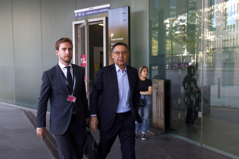 El expresidente del FC Barcelona Josep Maria Bartomeu a su llegada a la Ciudad de la Justicia de Barcelona donde ha declarado como investigado ante la jueza del caso Negreira, que pretende aclarar el motivo de los más de 7 millones de euros que el exvicepresidente del Comité Técnico de Árbitros (CTA), José María Enríquez Negreira, recibió del FC Barcelona entre 2001 y 2018, en una jornada en la que también ha tomado declaración como investigado al expresidentes del Barça Sandro Rosell. EFE/Quique García
