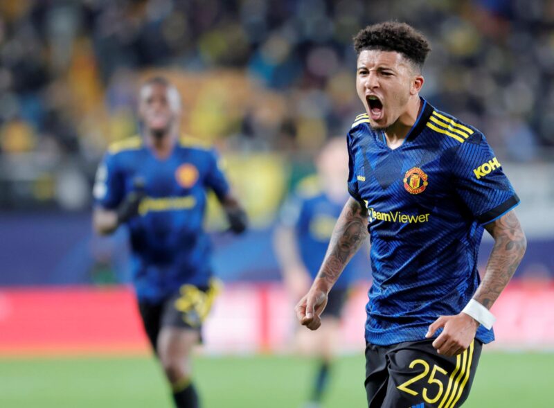 ¡Estos son los 11 cracks que aún no tienen equipo! Fotografía de Domenech Castelló, en la que puede verse en una imagen de archivo del 23 de noviembre de 2021 al futbolista ecuatoriano Jadon Sancho (d). EFE