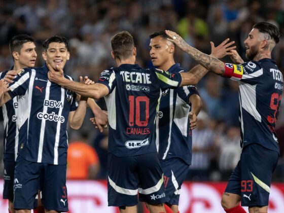 Jugadores de Rayados celebran un gol ante Santos durante un partido de la Liga MX en el estadio BBVA en Monterrey (México). Imagen de archivo. EFE/ Miguel Sierra