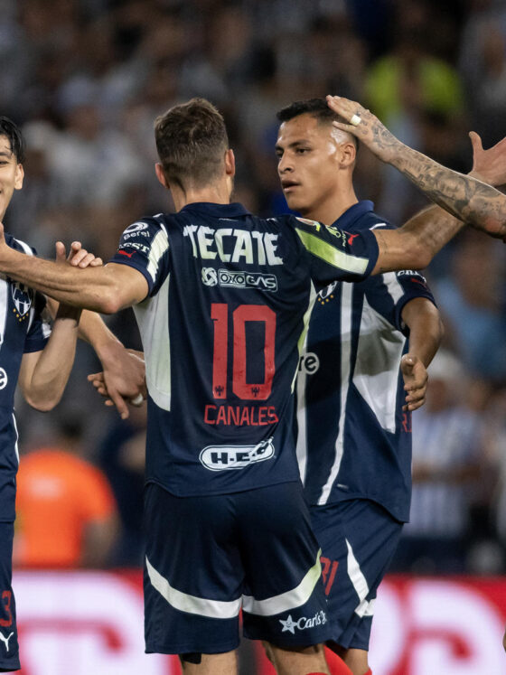 Jugadores de Rayados celebran un gol ante Santos durante un partido de la Liga MX en el estadio BBVA en Monterrey (México). Imagen de archivo. EFE/ Miguel Sierra