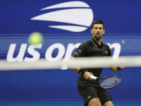 El serbio Novak Djokovic en acción contra el alemán Jan-Lennard Struff durante la cuarta ronda de los Campeonatos de Tenis del Abierto de Estados Unidos en el Centro Nacional de Tenis USTA Billie Jean King en Flushing Meadows, Nueva York, (EE.UU.). EFE/JOHN G. MABANGLO