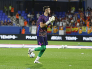 El portero del Barcelona Joan García, calienta antes del partido de la jornada 4 de LaLiga EA Sports, que disputan Barcelona y Valencia en el estadi Johan Cruyff en Barcelona.-EFE/ Toni Albir Raphinha
