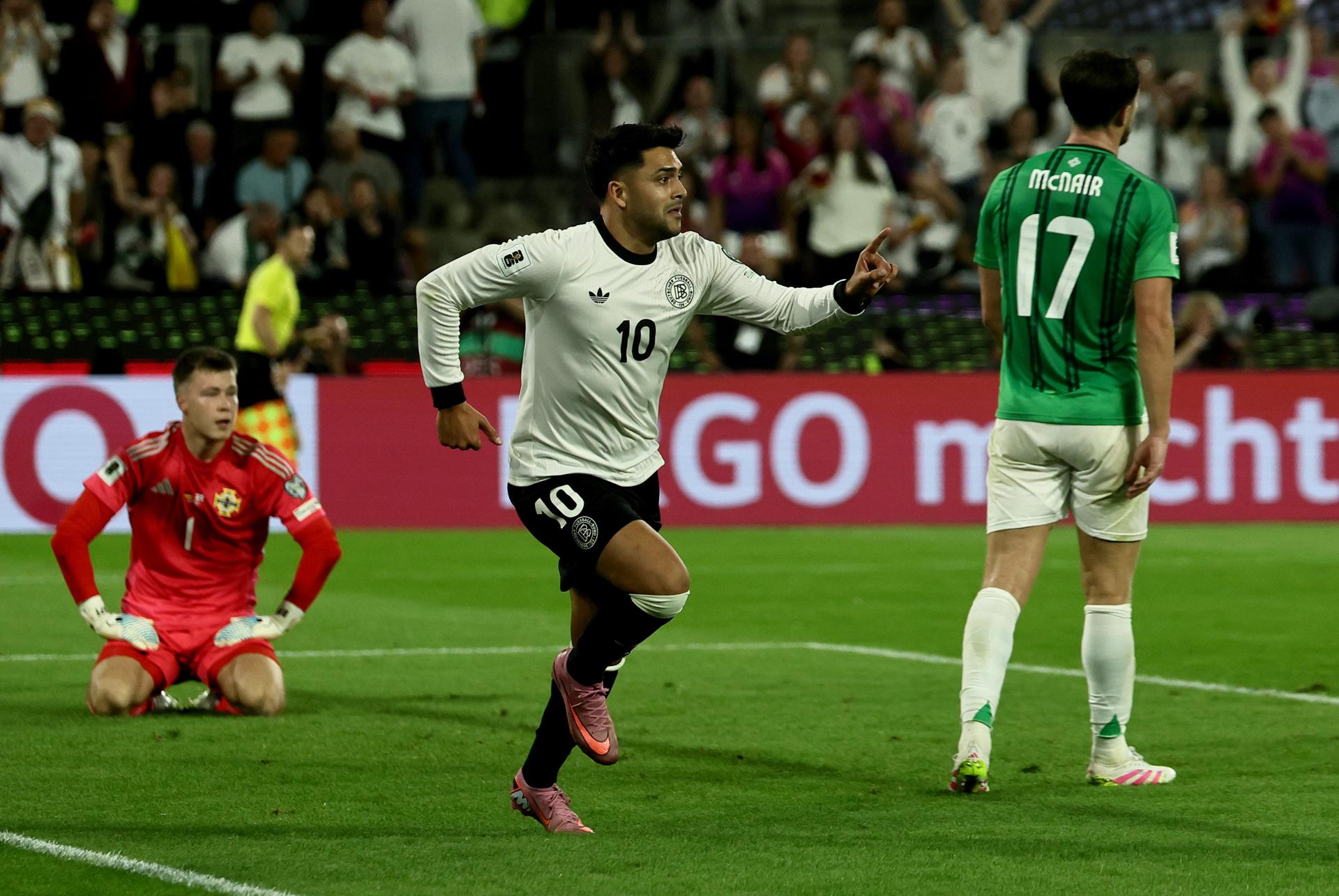 Alemania gana 3-1 a Irlanda y respira pero las dudas siguen EFE/EPA/RONALD WITTEK