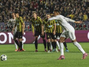 El delantero francés Kylian Mbappé (c) del Real Madrid logra el 0-1 durante el partido de la UEFA Champions League que han jugado Kairat Almaty y Real Madrid, en Almaty, Kazajstán. EFE/EPA/MAXIM SHIPENKOV