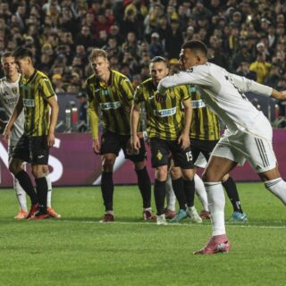 El delantero francés Kylian Mbappé (c) del Real Madrid logra el 0-1 durante el partido de la UEFA Champions League que han jugado Kairat Almaty y Real Madrid, en Almaty, Kazajstán. EFE/EPA/MAXIM SHIPENKOV