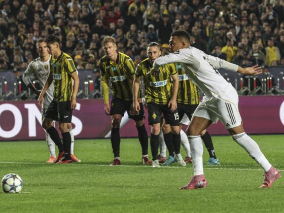 El delantero francés Kylian Mbappé (c) del Real Madrid logra el 0-1 durante el partido de la UEFA Champions League que han jugado Kairat Almaty y Real Madrid, en Almaty, Kazajstán. EFE/EPA/MAXIM SHIPENKOV