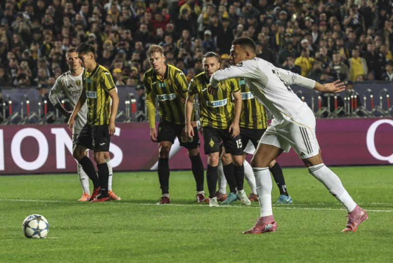 El delantero francés Kylian Mbappé (c) del Real Madrid logra el 0-1 durante el partido de la UEFA Champions League que han jugado Kairat Almaty y Real Madrid, en Almaty, Kazajstán. EFE/EPA/MAXIM SHIPENKOV