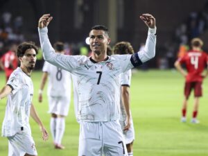 Cristiano Ronaldo aceleró hacia los históricos 1000 goles con un doblete ante Armenia igual que Joao Felix, que también hizo dos, en la goleada ante Armenia, en el inicio de ambos equipos en la fase de clasificación para el Mundial 2026. EFE/EPA/JOSE SENA GOULAO