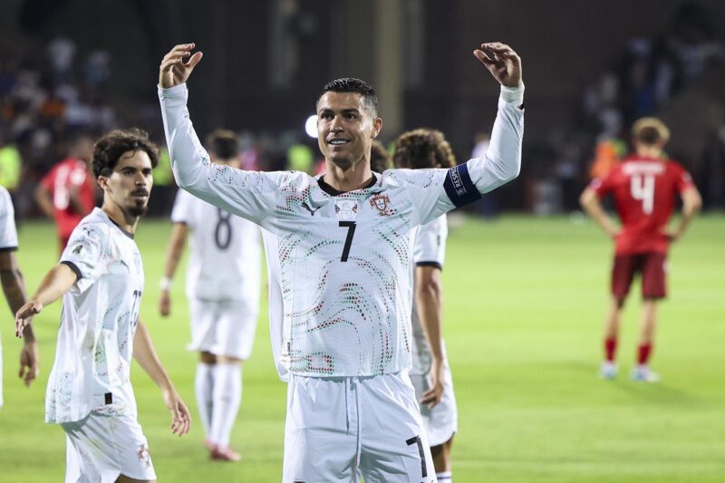 Cristiano Ronaldo aceleró hacia los históricos 1000 goles con un doblete ante Armenia igual que Joao Felix, que también hizo dos, en la goleada ante Armenia, en el inicio de ambos equipos en la fase de clasificación para el Mundial 2026. EFE/EPA/JOSE SENA GOULAO