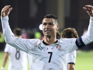 Cristiano Ronaldo aceleró hacia los históricos 1000 goles con un doblete ante Armenia igual que Joao Felix, que también hizo dos, en la goleada ante Armenia, en el inicio de ambos equipos en la fase de clasificación para el Mundial 2026. EFE/EPA/JOSE SENA GOULAO
