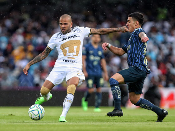 Dani Alves jugando con los Pumas disputa el balón con Alejandro Zendejas (d) del América. Imagen de archivo. EFE/Sáshenka Gutiérrez