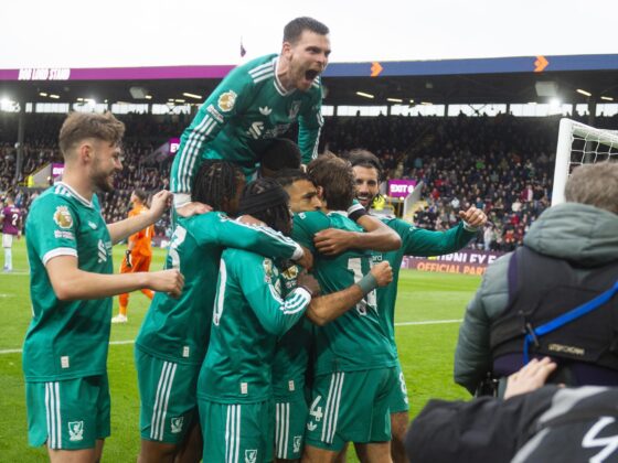 Los jugadores del Liverpool celebran su gol al Burnley, este domingo. EFE/EPA/PETER POWELL EDITORIAL