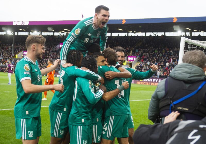 Los jugadores del Liverpool celebran su gol al Burnley, este domingo. EFE/EPA/PETER POWELL EDITORIAL