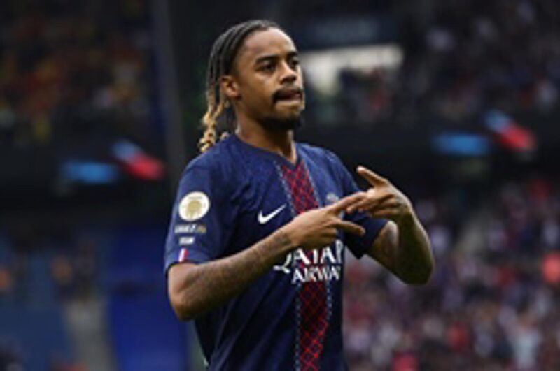 Barcola, tras uno de sus dos goles al Lens. EFE/EPA/TERESA SUAREZ