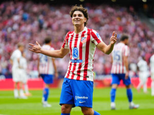 Julián Álvarez celebra el gol del 4-2 al Real Madrid. EFE/Borja Sánchez-Trillo