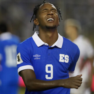 Brayan Gil, de El Salvador, se lamenta durante el partido de las eliminatorias al Mundial 2026 ante Surinam en el estadio Cuscatlán. EFE/Rodrigo Sura