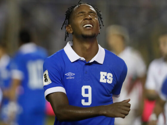 Brayan Gil, de El Salvador, se lamenta durante el partido de las eliminatorias al Mundial 2026 ante Surinam en el estadio Cuscatlán. EFE/Rodrigo Sura