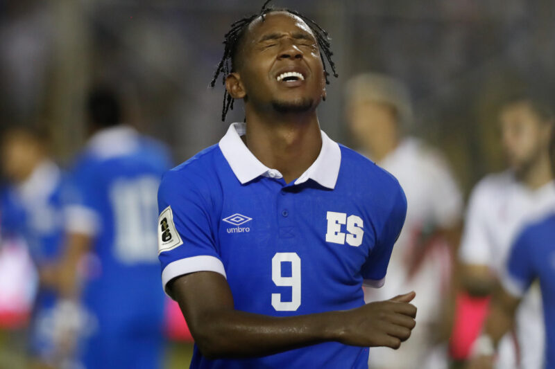 Brayan Gil, de El Salvador, se lamenta durante el partido de las eliminatorias al Mundial 2026 ante Surinam en el estadio Cuscatlán. EFE/Rodrigo Sura